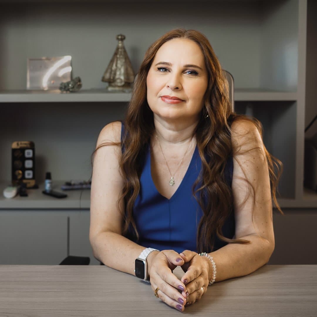 Retrato de Juliana Veloso, psicóloga, em consultório com luz natural